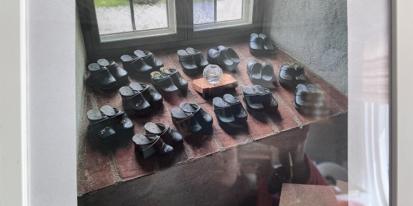 On offre une paire de Sabots aux enfants 